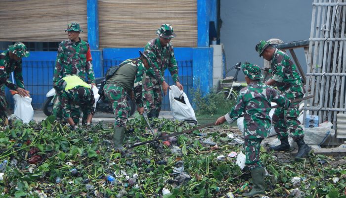 Ribuan Personel TNI dari Tiga Matra Bersama Masyarakat Melaksanakan Karya Bakti Besar di Kali Blencong Tarumajaya