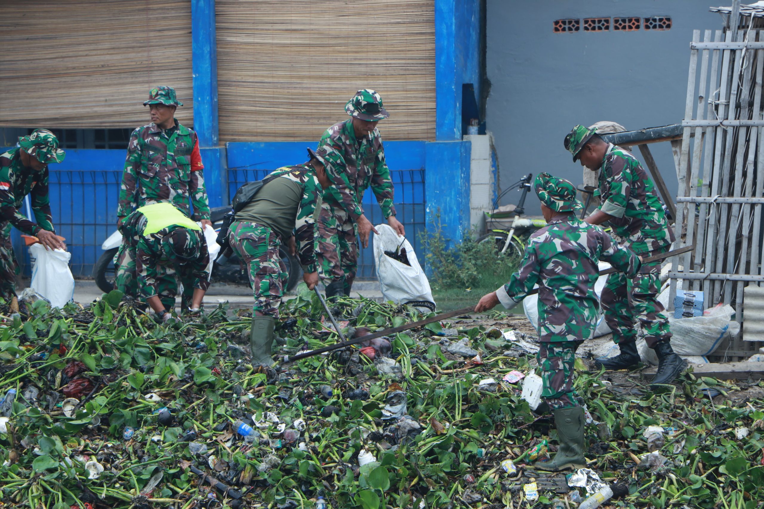 Ribuan Personel TNI dari Tiga Matra Bersama Masyarakat Melaksanakan Karya Bakti Besar di Kali Blencong Tarumajaya