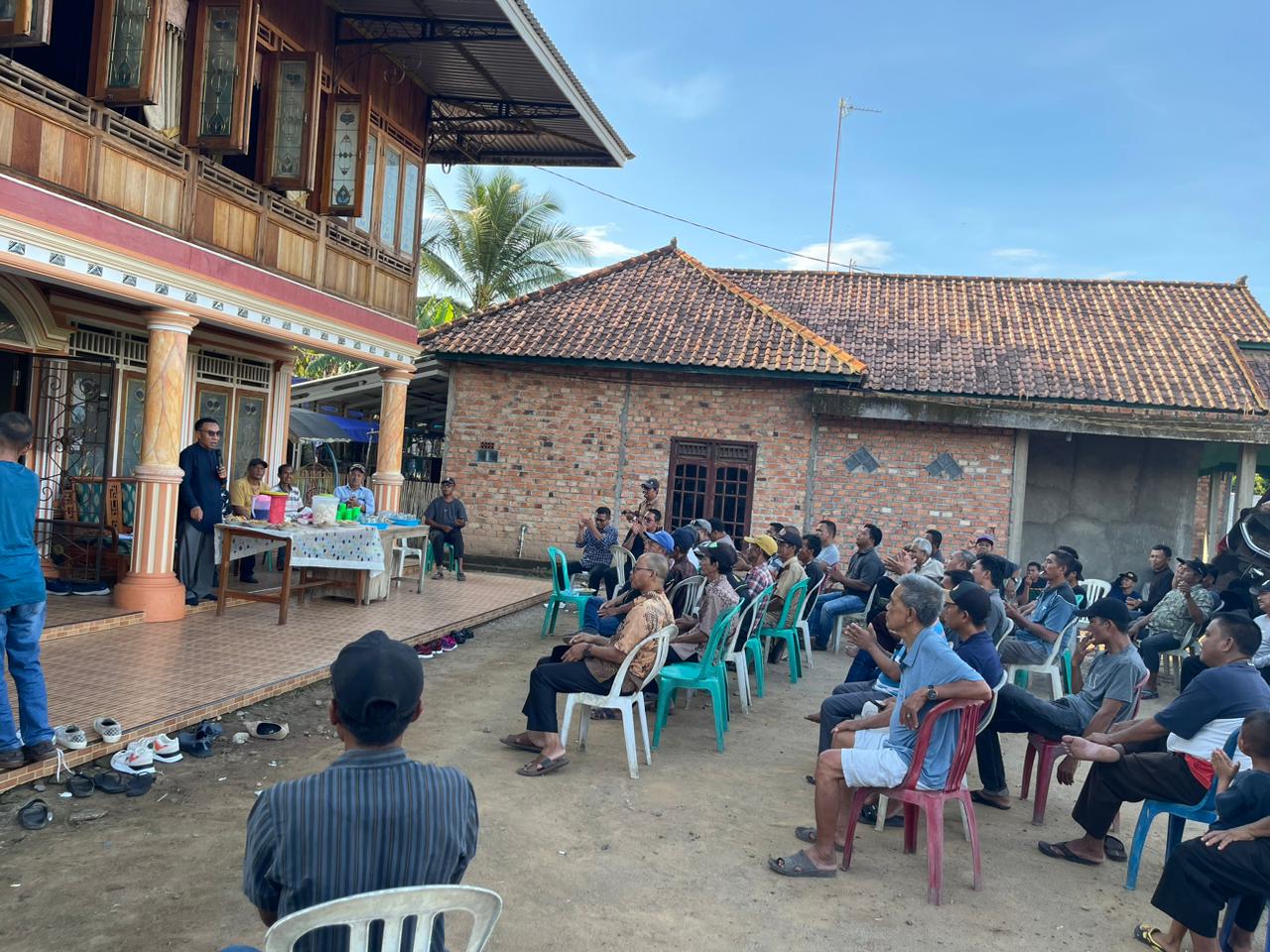 Polsek Penukal Abab Melakukan Pengamanan Dalam Acara kampanye Tatap Muka Calon Bupati PALI Nomor Urut 01, Devi Harianto, S.H., M.H, di Desa Karang Agung Abab