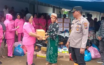 Kapolres Tanah Karo Bersama Bhayangkari Peduli Salurkan Bantuan Sosial kepada Korban Banjir Bandang di Desa Ketawaren