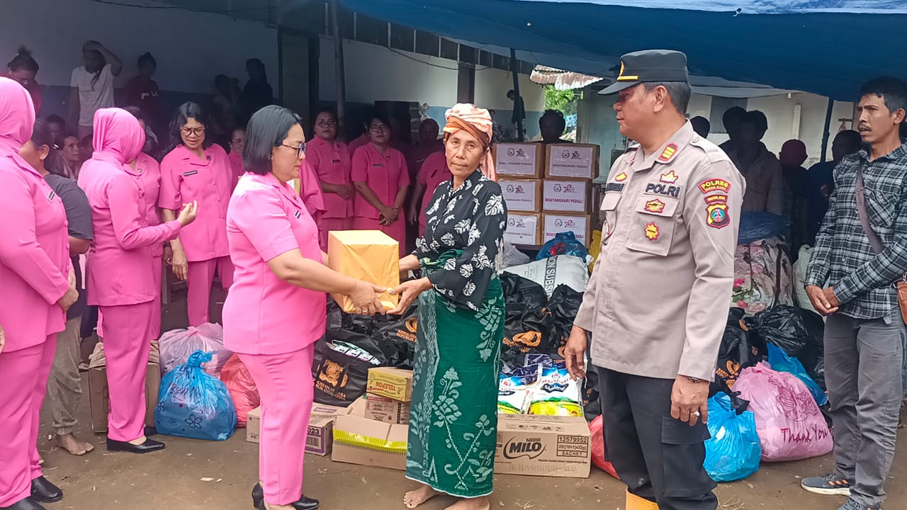 Kapolres Tanah Karo Bersama Bhayangkari Peduli Salurkan Bantuan Sosial kepada Korban Banjir Bandang di Desa Ketawaren