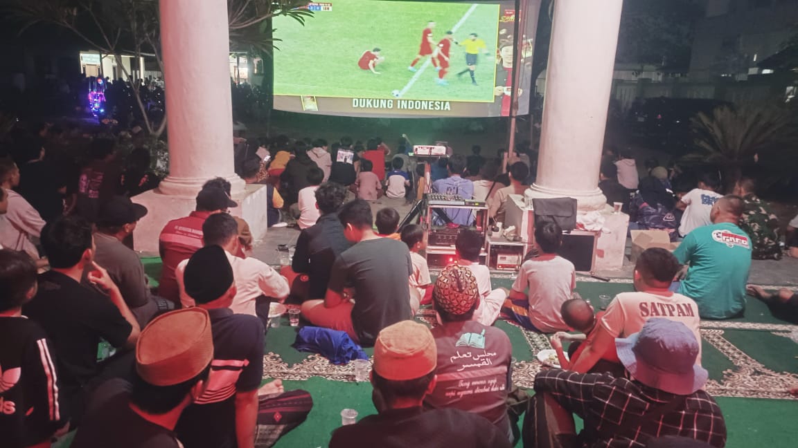 Suporter Nobar di Halaman Kantor Pemdes Sindangmulya Tidak Semangat, Timnas Indonesia Kalah Lawan China