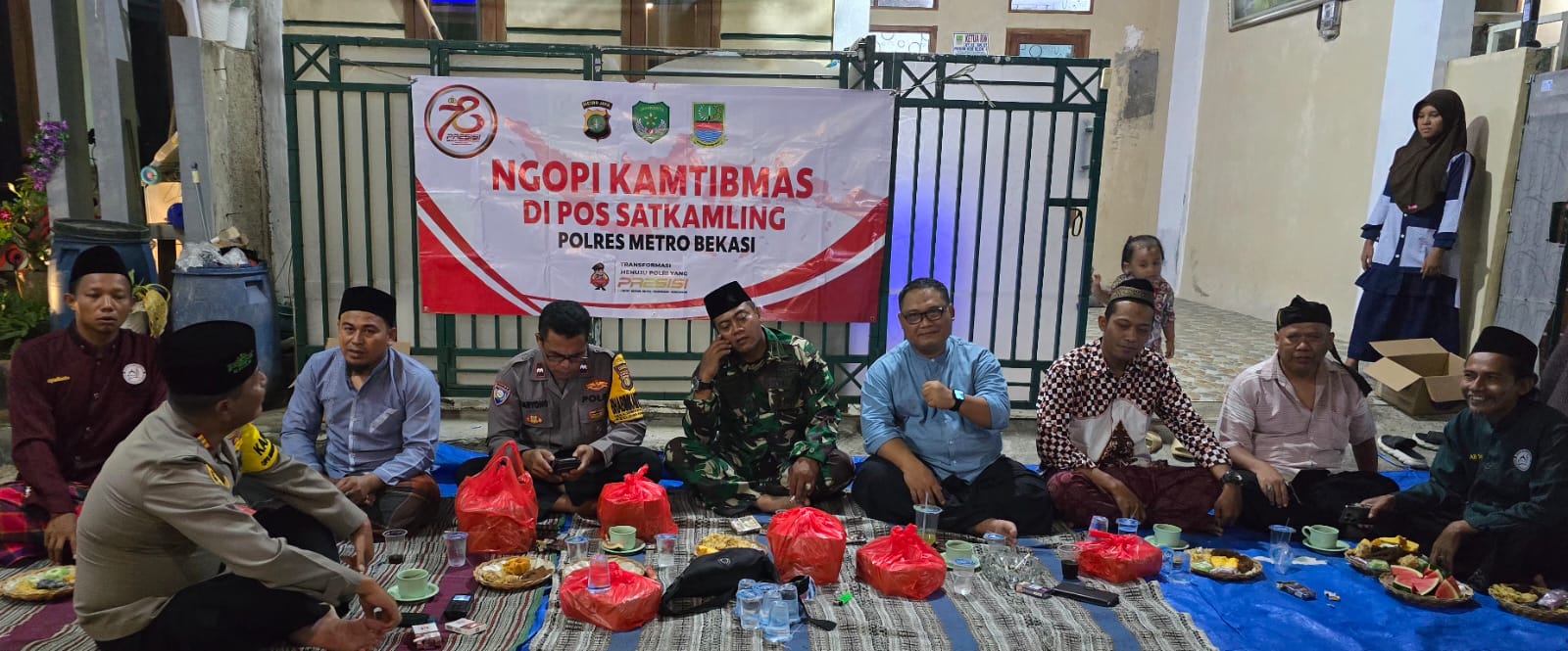 Silaturahmi Kapolsek Cibarusah dengan Warga Perumahan KSB “Ngopi Kamtibmas” Bersama