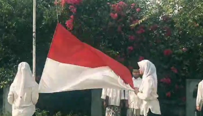 Upacara Bendera Hari Santri Nasional 2024, Ponpes Al-Abadiyah Berikan Apresiasi Prestasi Santri