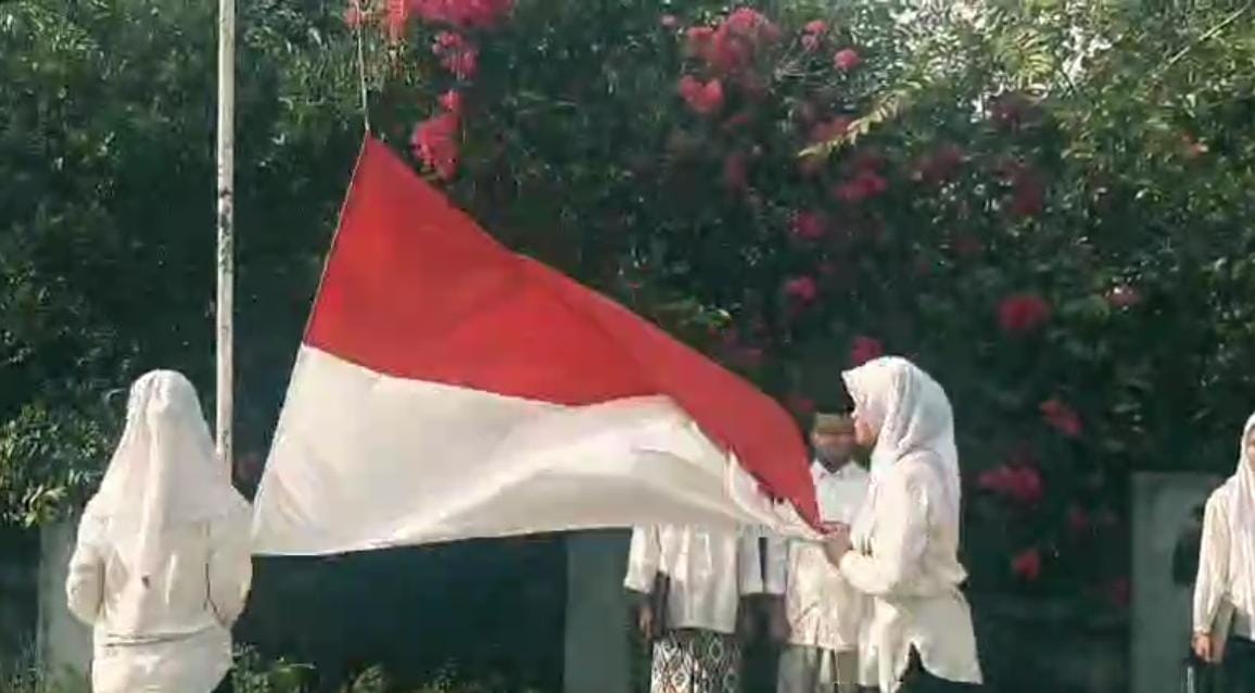 Upacara Bendera Hari Santri Nasional 2024, Ponpes Al-Abadiyah Berikan Apresiasi Prestasi Santri