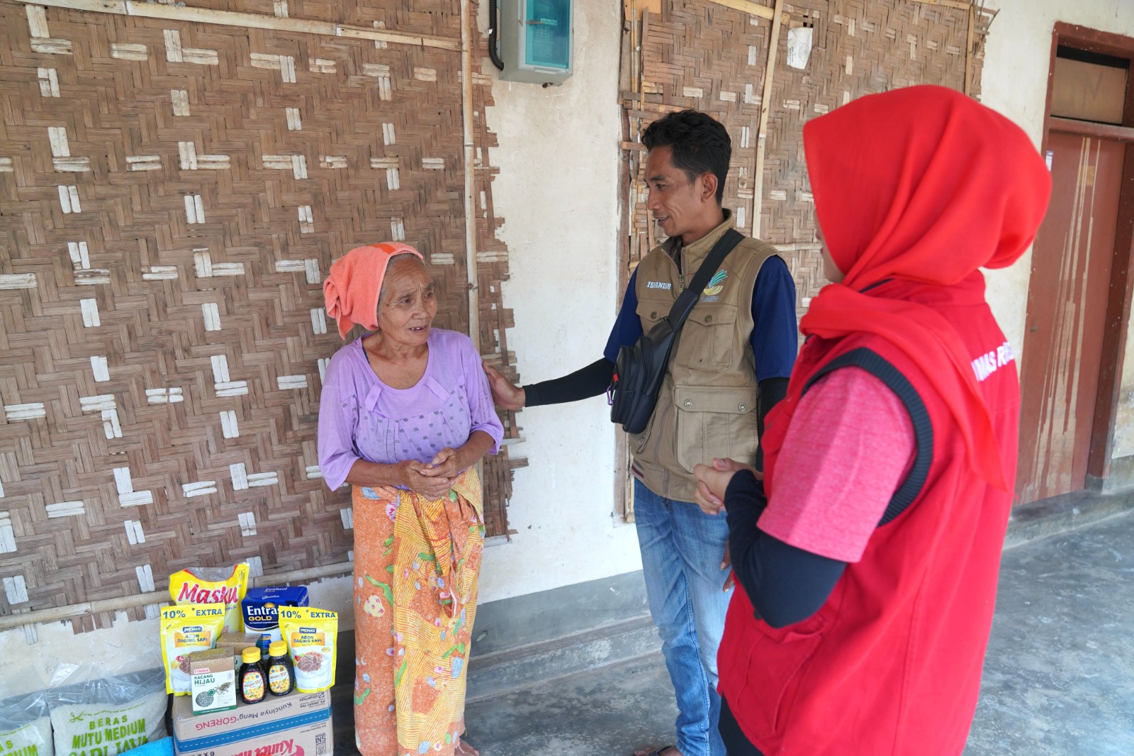 Rasa Terharu, Lansia di Lombok Timur Sangat Terbantu Dapat Bantuan dari Kementerian Sosial