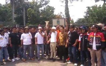 Pernyataan Sikap Gabungan Ormas dan LSM di Halaman Pemkab Bekasi