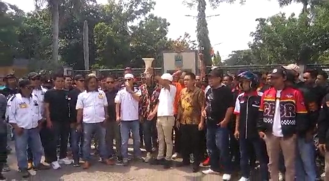 Pernyataan Sikap Gabungan Ormas dan LSM di Halaman Pemkab Bekasi