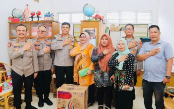 Jalankan Program Pemerintah, Polda Sumsel Berikan Makan Sehat Bergizi Gratis Bagi Siswa Sekolah Dasar