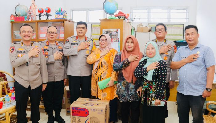 Jalankan Program Pemerintah, Polda Sumsel Berikan Makan Sehat Bergizi Gratis Bagi Siswa Sekolah Dasar