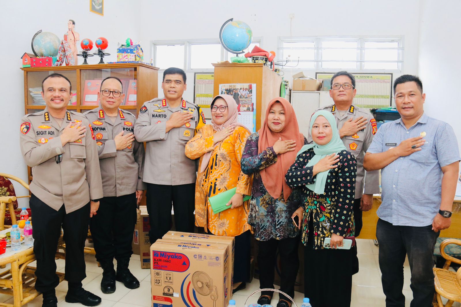 Jalankan Program Pemerintah, Polda Sumsel Berikan Makan Sehat Bergizi Gratis Bagi Siswa Sekolah Dasar