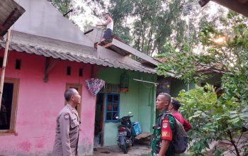 Polsek Cibarusah dan Babinsa Koramil 09 Cibarusah Cek TKP Rumah Warga Terkena Dampak Angin Puting Beliung