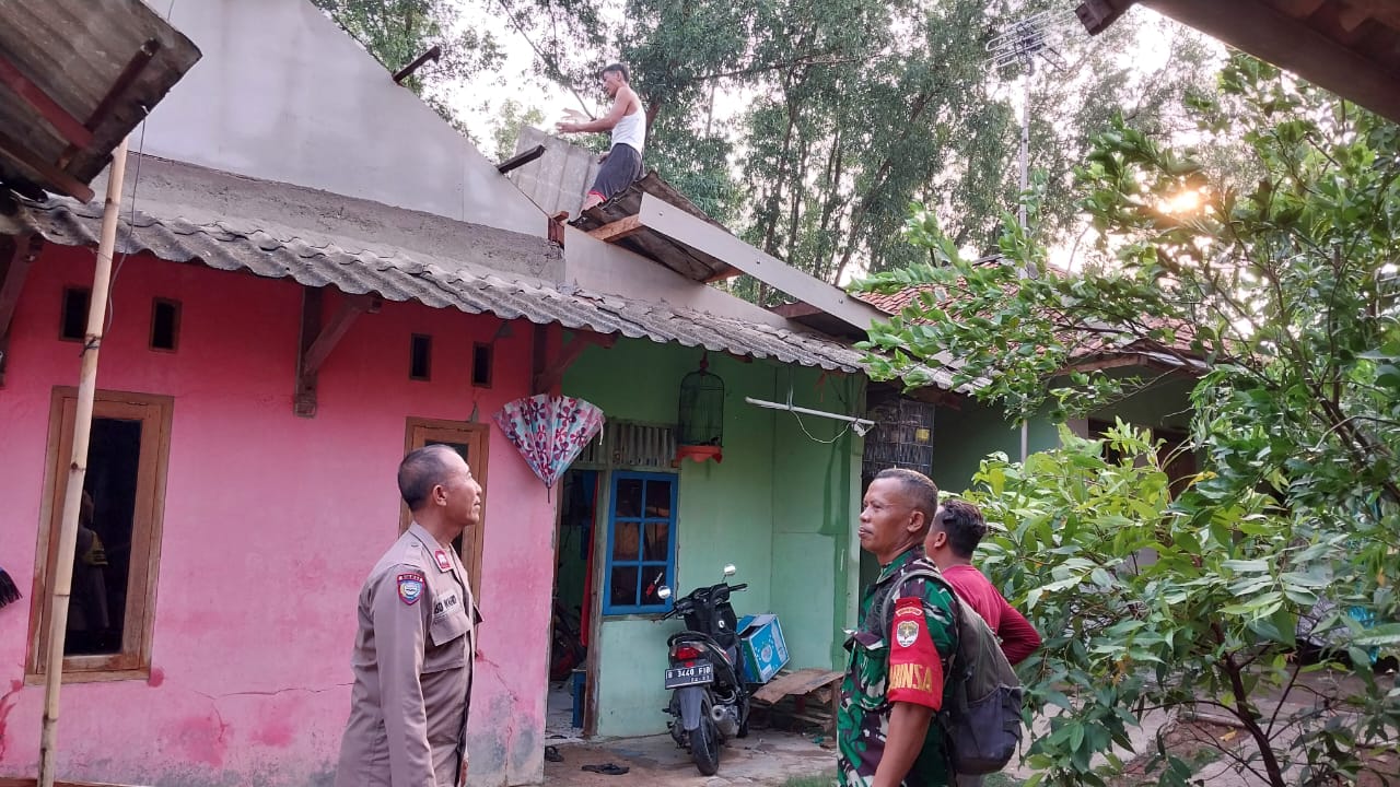 Polsek Cibarusah dan Babinsa Koramil 09 Cibarusah Cek TKP Rumah Warga Terkena Dampak Angin Puting Beliung