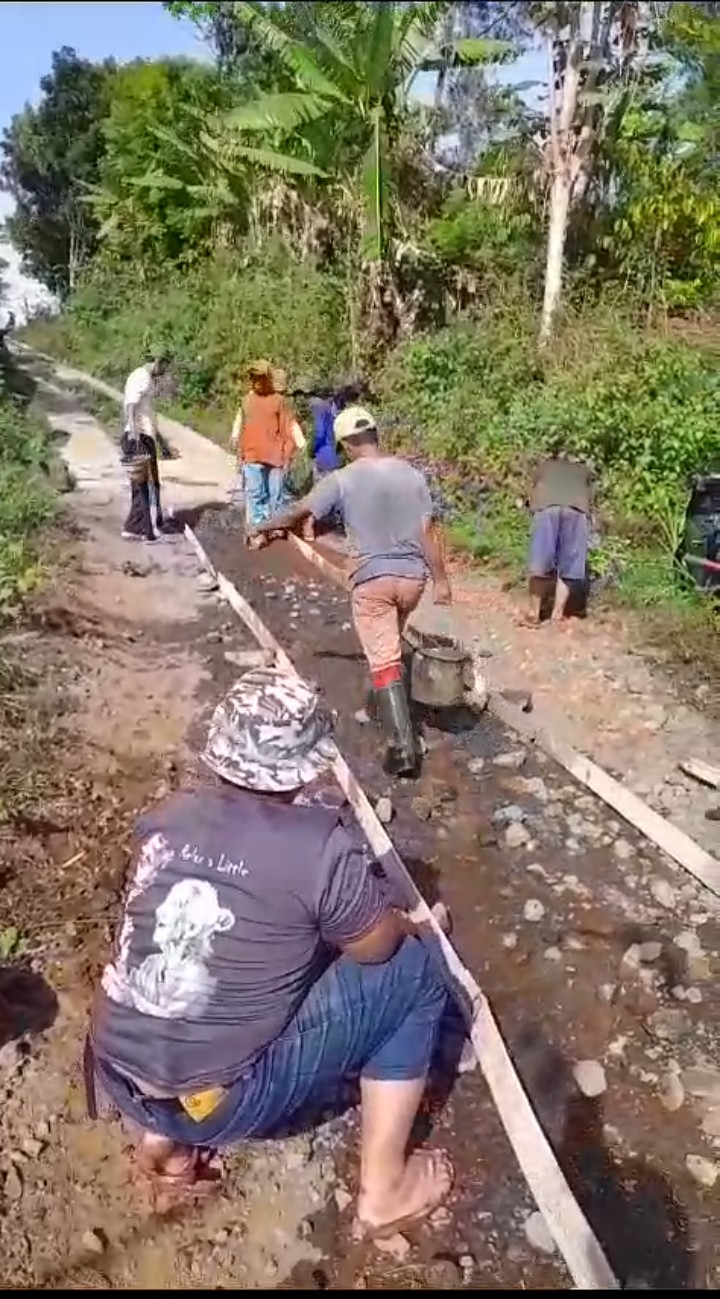 Pj. Kepala Desa Gunungsari Membangun Desa Lewat Gotong Royong Bersama Masyarakat