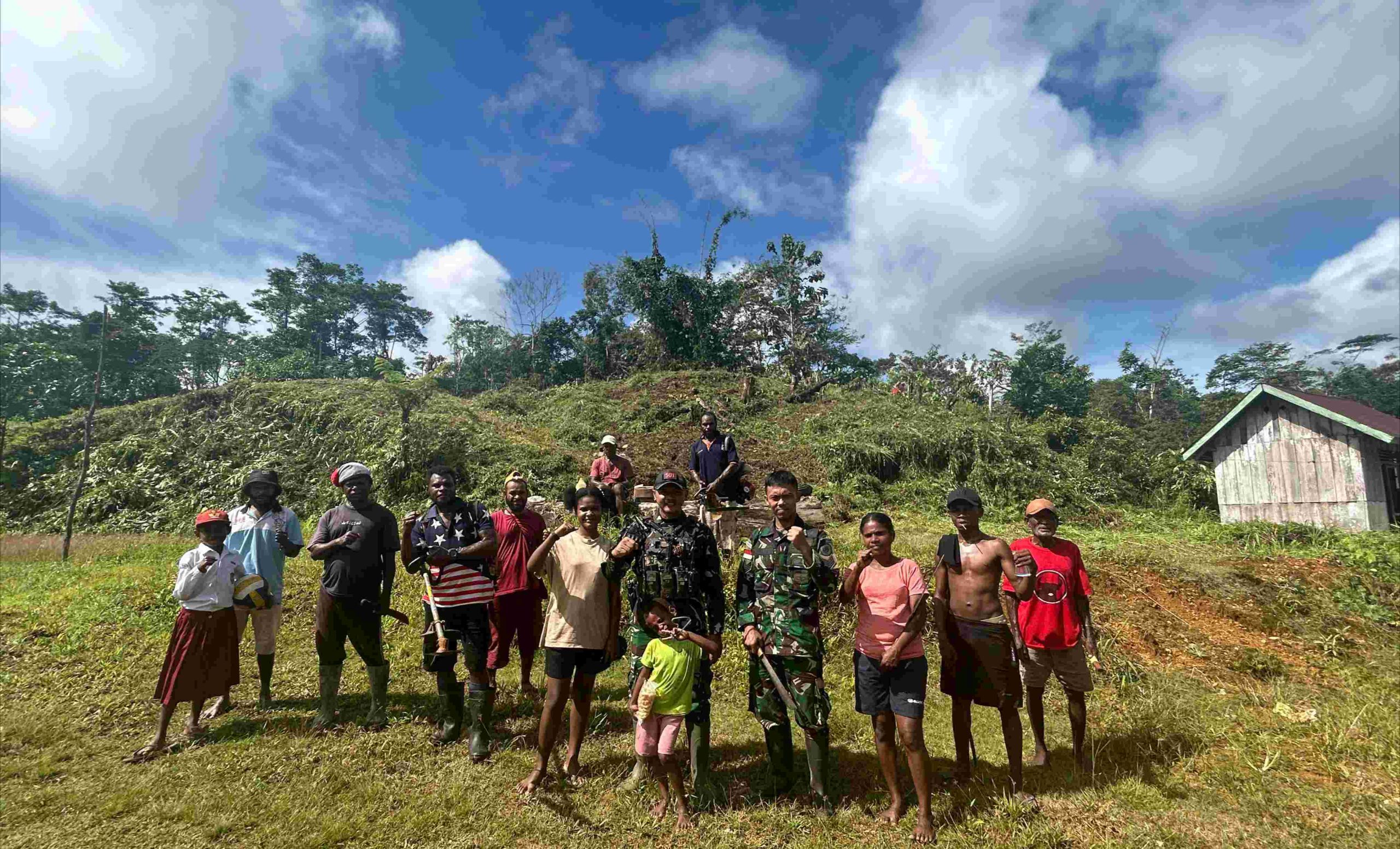 Sambut HUT TNI ke 79, Satgas Yonif 501/BY Gelar Giat Sosial di Papua Barat