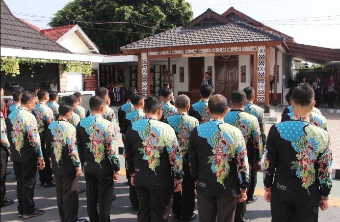 Meriahkan Hari Batik Nasional, Seluruh Pegawai Lapas I Madiun Kompak Kenakan Batik Produk Karya Warga Binaan