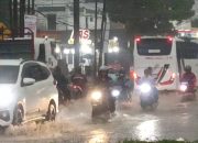 Diduga Tidak Adanya Saluran Air, Jalan KH Ma’mun Nawawi Cibarusah Selalu Tergenang Air Saat Hujan