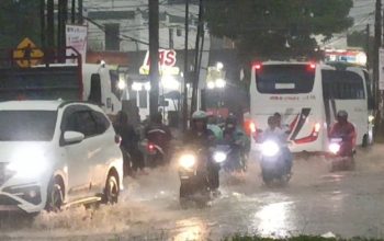 Diduga Tidak Adanya Saluran Air, Jalan KH Ma'mun Nawawi Cibarusah Selalu Tergenang Air Saat Hujan