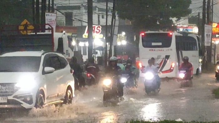 Diduga Tidak Adanya Saluran Air, Jalan KH Ma’mun Nawawi Cibarusah Selalu Tergenang Air Saat Hujan