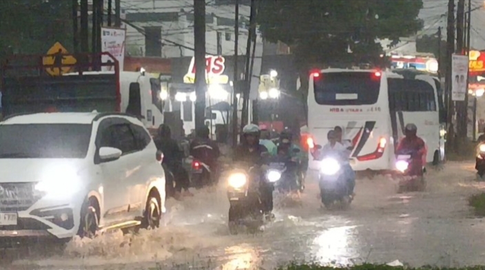 Diduga Tidak Adanya Saluran Air, Jalan KH Ma'mun Nawawi Cibarusah Selalu Tergenang Air Saat Hujan