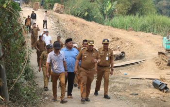 Terkikis Aliran Sungai Cibeet, Pemkab Bekasi Perbaiki Jalan Longsor di Cikarang Timur