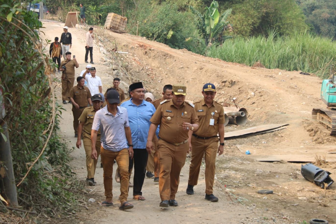 Terkikis Aliran Sungai Cibeet, Pemkab Bekasi Perbaiki Jalan Longsor di Cikarang Timur