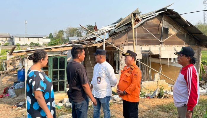 BPBD dan Baznas Bantu Warga Terdampak Puting Beliung di Cikarang Timur