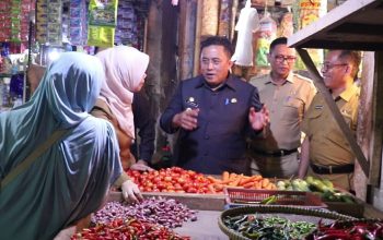 Kunjungi Pasar Serang, Pj Bupati Bekasi Pastikan Harga Kebutuhan Bahan Pokok Stabil