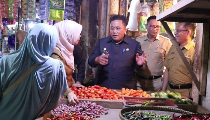 Kunjungi Pasar Serang, Pj Bupati Bekasi Pastikan Harga Kebutuhan Bahan Pokok Stabil