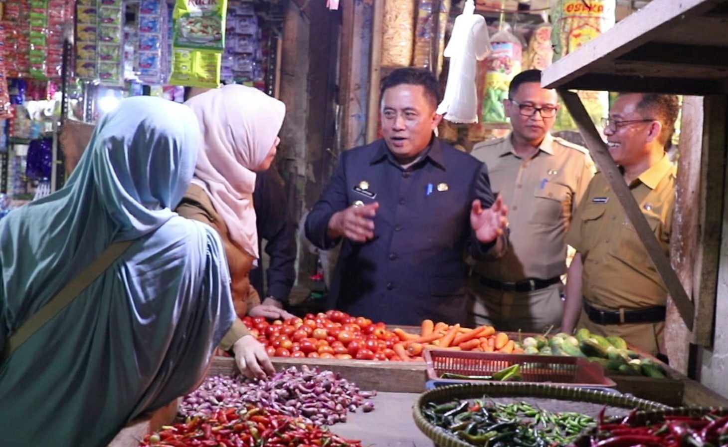 Kunjungi Pasar Serang, Pj Bupati Bekasi Pastikan Harga Kebutuhan Bahan Pokok Stabil