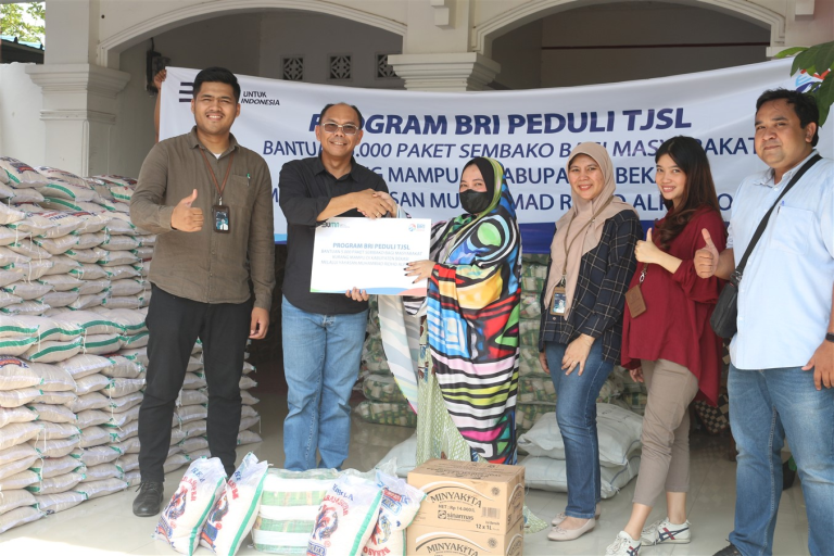 BRI Cabang Cikarang Salurkan 5.000 Paket Sembako Melalui Yayasan Muhammad Ridho Alpurkon