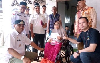 Pj, Aceh Timur Amrullah M. Ridha Serahkan Dua Kursi Roda Bantuan Kemensos untuk Warga Penderita Lumpuh