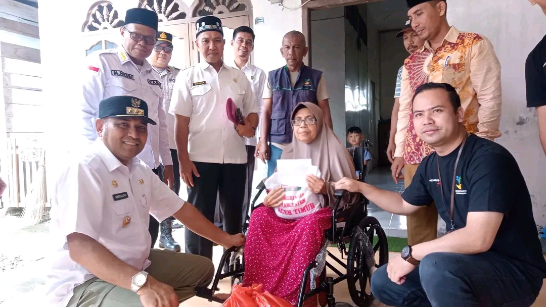 Pj, Aceh Timur Amrullah M. Ridha Serahkan Dua Kursi Roda Bantuan Kemensos untuk Warga Penderita Lumpuh