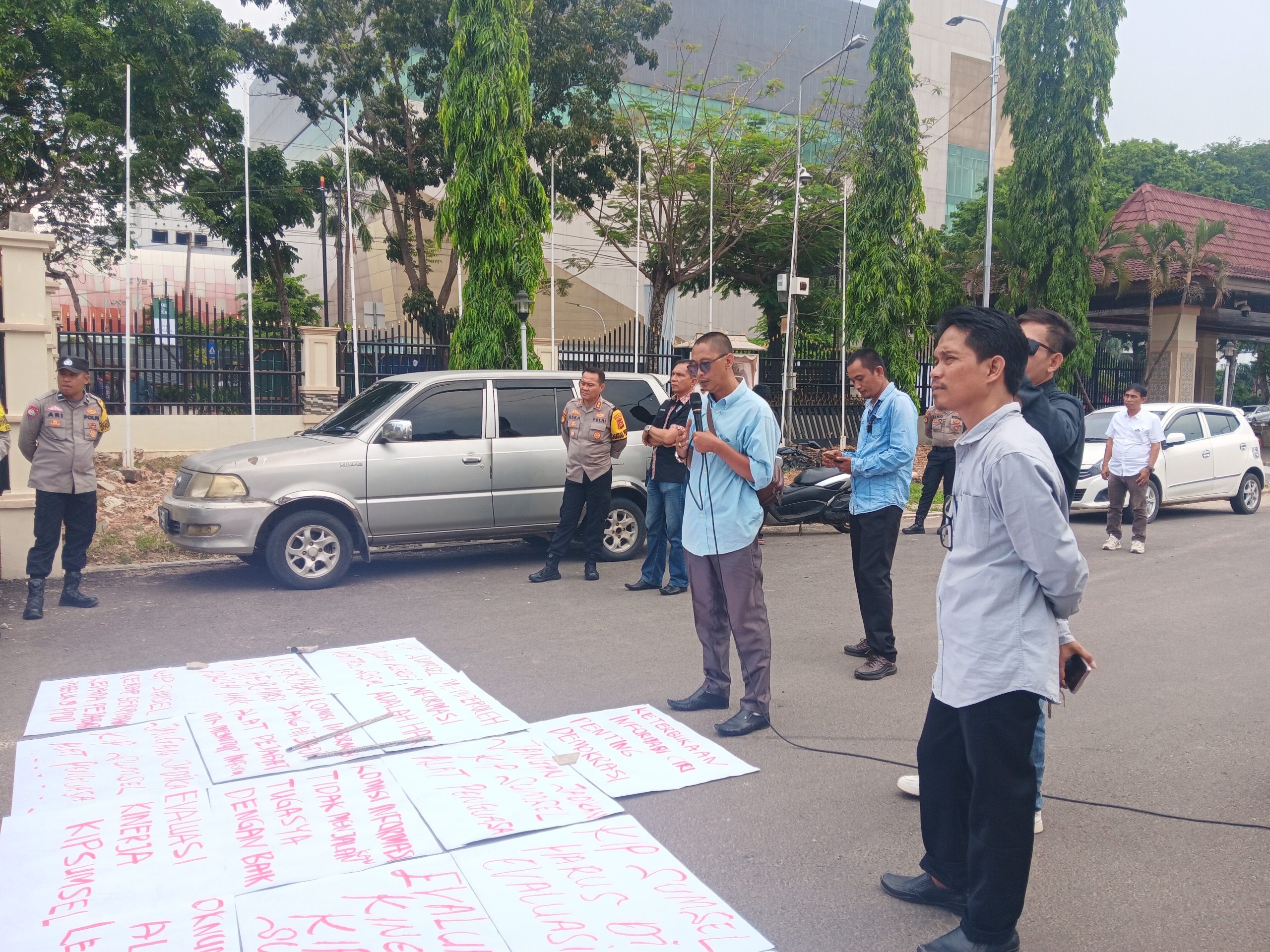 Lembaga KPK Nusantara Unjuk Rasa Di DPRD Provinsi Sumsel, Dodo Arman : Masa 75 Anggota Dewan Semuanya Tidak Ada Ditempat