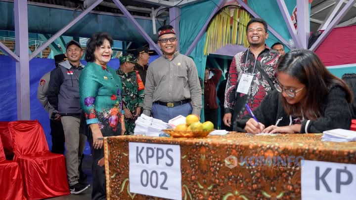 Bupati Karo Bersama Forkopimda Tinjau Sejumlah TPS Setelah Memberikan Hak Suara dalam Pemilihan 2024