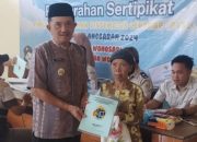 Badan Pertanahan Nasional (BPN) Kabupaten Bondowoso menggelar kegiatan penyerahan sertipikat hasil Program Pendaftaran Tanah Sistematis Lengkap (PTSL) 2024 di Desa Wonosari, Kecamatan Wonosari pada Selasa (22/10).