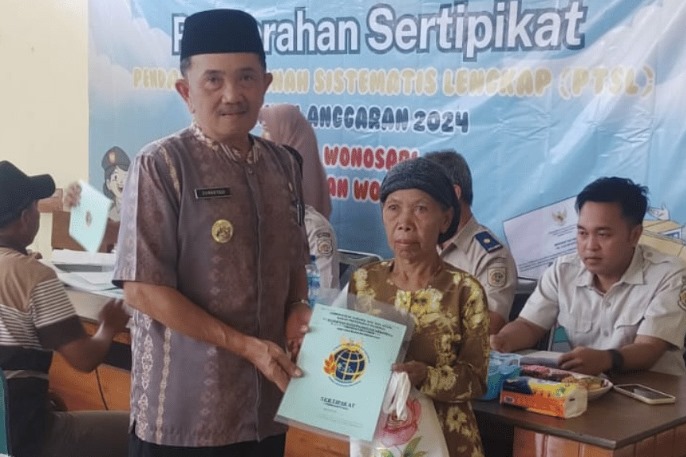 Badan Pertanahan Nasional (BPN) Kabupaten Bondowoso menggelar kegiatan penyerahan sertipikat hasil Program Pendaftaran Tanah Sistematis Lengkap (PTSL) 2024 di Desa Wonosari, Kecamatan Wonosari pada Selasa (22/10).