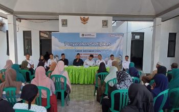 Badan Pertanahan Nasional (BPN) Kabupaten Bondowoso menggelar kegiatan penyerahan sertipikat hasil Program Pendaftaran Tanah Sistematis Lengkap (PTSL) 2024 di Desa Sumbersalam, Kecamatan Tenggarang pada Rabu (23/10).