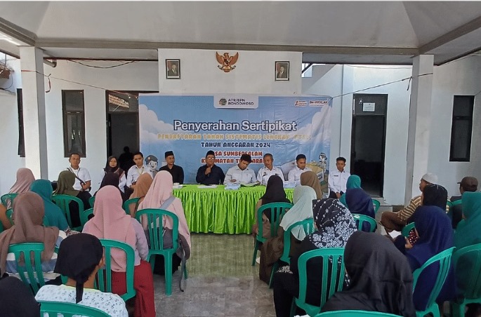 Badan Pertanahan Nasional (BPN) Kabupaten Bondowoso menggelar kegiatan penyerahan sertipikat hasil Program Pendaftaran Tanah Sistematis Lengkap (PTSL) 2024 di Desa Sumbersalam, Kecamatan Tenggarang pada Rabu (23/10).