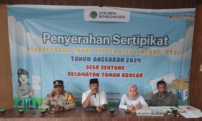 Badan Pertanahan Nasional (BPN) Kabupaten Bondowoso melakukan penyerahan sertipikat hasil Program Pendaftaran Tanah Sistematis Lengkap (PTSL) 2024 di Desa Gentong, Kecamatan Taman Krocok pada Rabu (23/10).