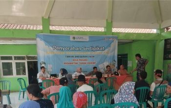 Badan Pertanahan Nasional (BPN) Kabupaten Bondowoso melakukan penyerahan sertipikat hasil Program Pendaftaran Tanah Sistematis Lengkap (PTSL) 2024 di Desa Paguan, Kecamatan Taman Krocok pada Rabu (23/10).