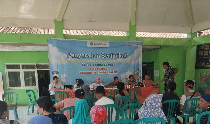 Badan Pertanahan Nasional (BPN) Kabupaten Bondowoso melakukan penyerahan sertipikat hasil Program Pendaftaran Tanah Sistematis Lengkap (PTSL) 2024 di Desa Paguan, Kecamatan Taman Krocok pada Rabu (23/10).