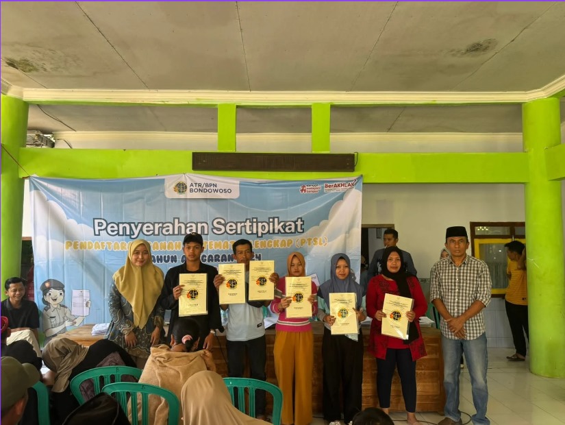 Badan Pertanahan Nasional (BPN) Kabupaten Bondowoso melakukan penyerahan sertipikat hasil Program Pendaftaran Tanah Sistematis Lengkap (PTSL) 2024 di Desa Klabang, Kecamatan Tegalampel pada Kamis (24/10).