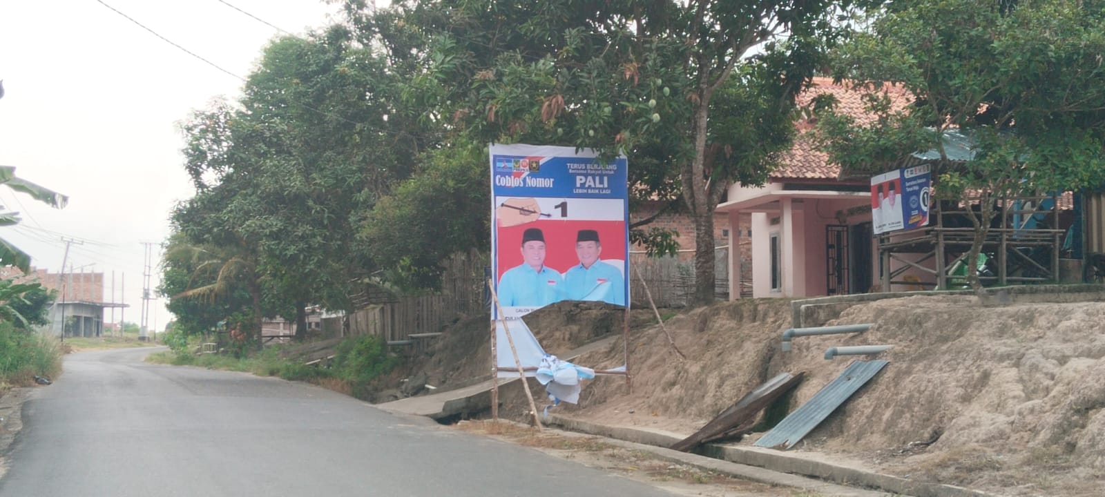 Diduga kuat Terdapat Oknum Tidak Bertanggung Jawab Merusak Salah Satu Banner Paslon Bupati dan Wakil Bupati PALI Nomor Urut 1 Devi -Ferdinand