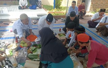 Kali Ke-7 Gelar Kenduri dan ‘Ngaji Bareng’, Warga Banjarsari Dikunjungi Kapolsek Dlanggu di Makam Umum Mbah Sentono 