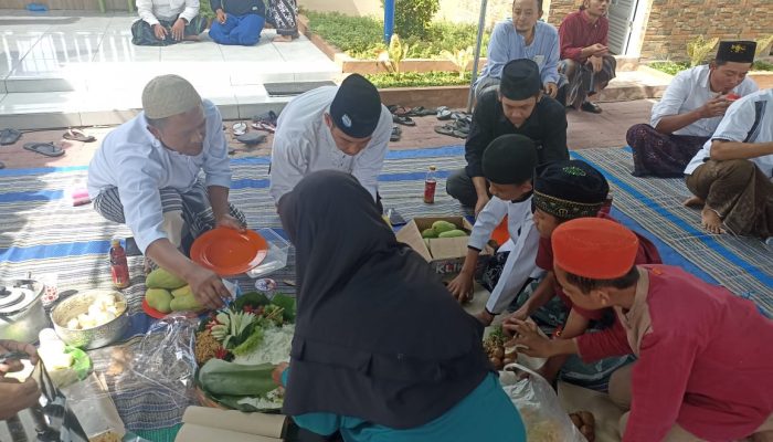 Kali Ke-7 Gelar Kenduri dan ‘Ngaji Bareng’, Warga Banjarsari Dikunjungi Kapolsek Dlanggu di Makam Umum Mbah Sentono 