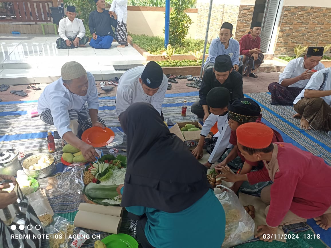 Kali Ke-7 Gelar Kenduri dan 'Ngaji Bareng', Warga Banjarsari Dikunjungi Kapolsek Dlanggu di Makam Umum Mbah Sentono 