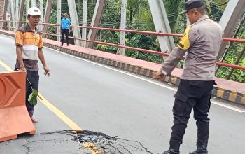 Jembatan Rusak, Satlantas Polres Lampung Utara Imbau Pengguna Jalan Berhati-hati