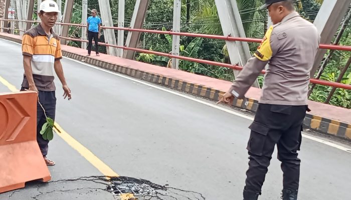 Jembatan Rusak, Satlantas Polres Lampung Utara Imbau Pengguna Jalan Berhati-hati