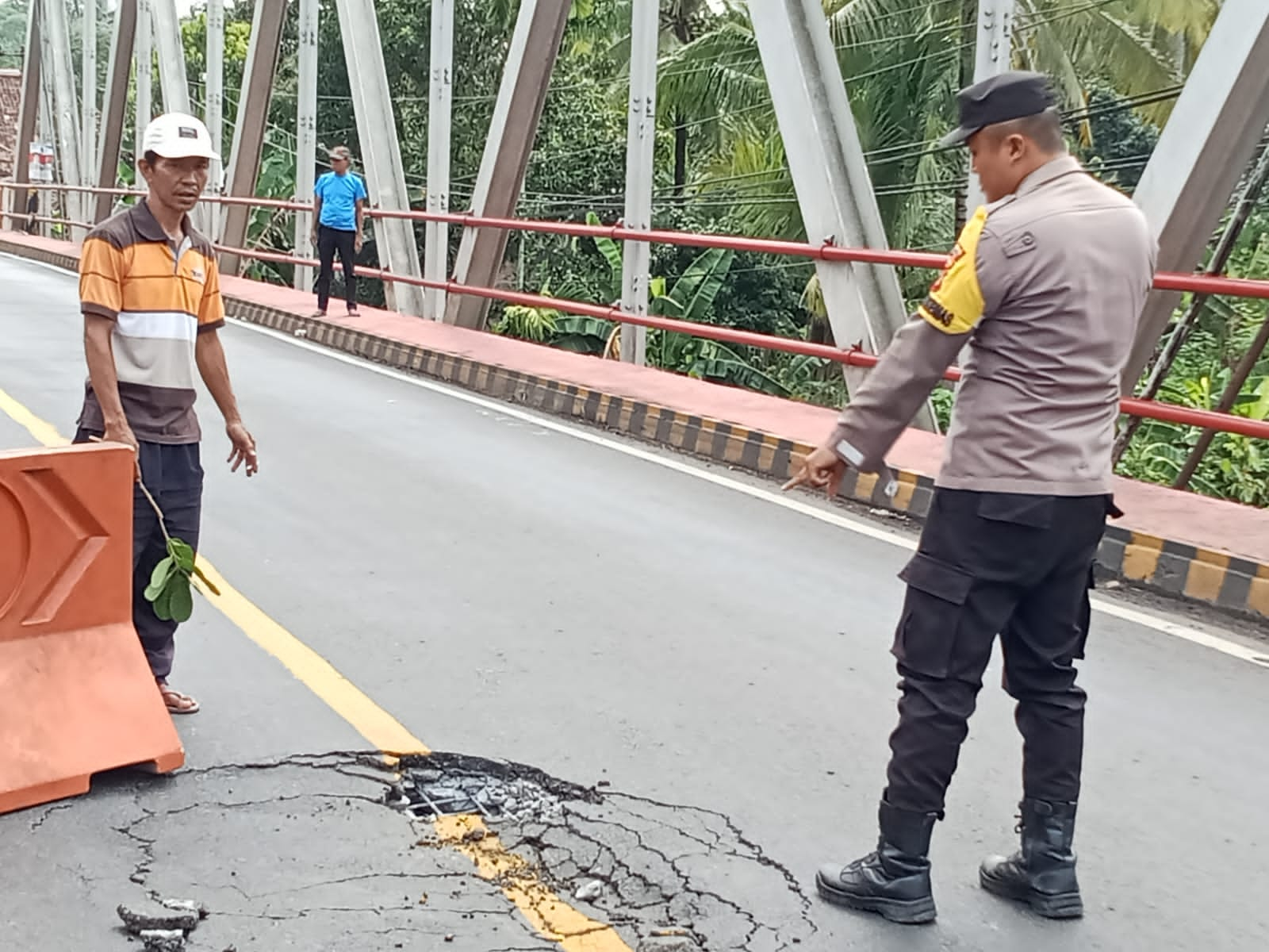 Jembatan Rusak, Satlantas Polres Lampung Utara Imbau Pengguna Jalan Berhati-hati